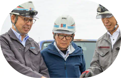 現場で仲間と笑顔でコミュニケーションを取る社員 T.Aのポートレート