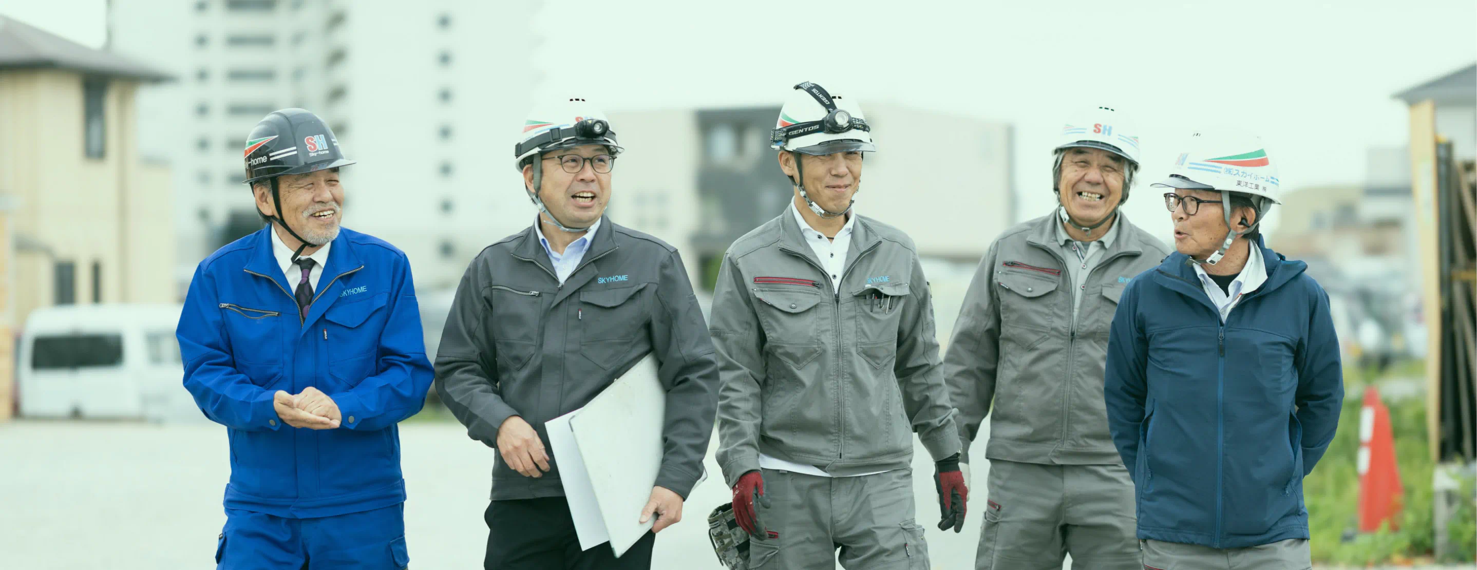 まずは15分、私たちと「技術の話だけ」をしてみませんか？ 笑顔で並び歩く社員たちの背景イメージ